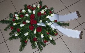 Gesteck mit Rosen rot weiß